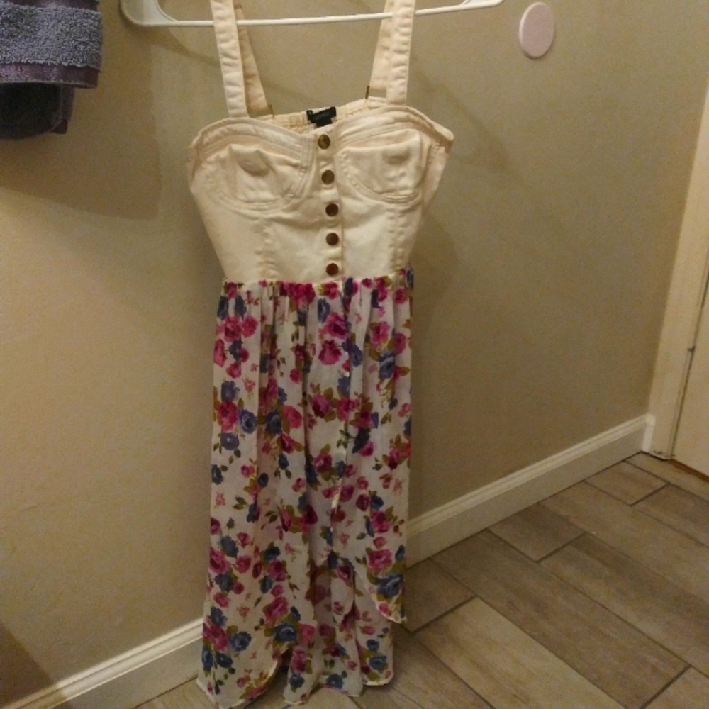 Button top with flowy mid section. Worn once